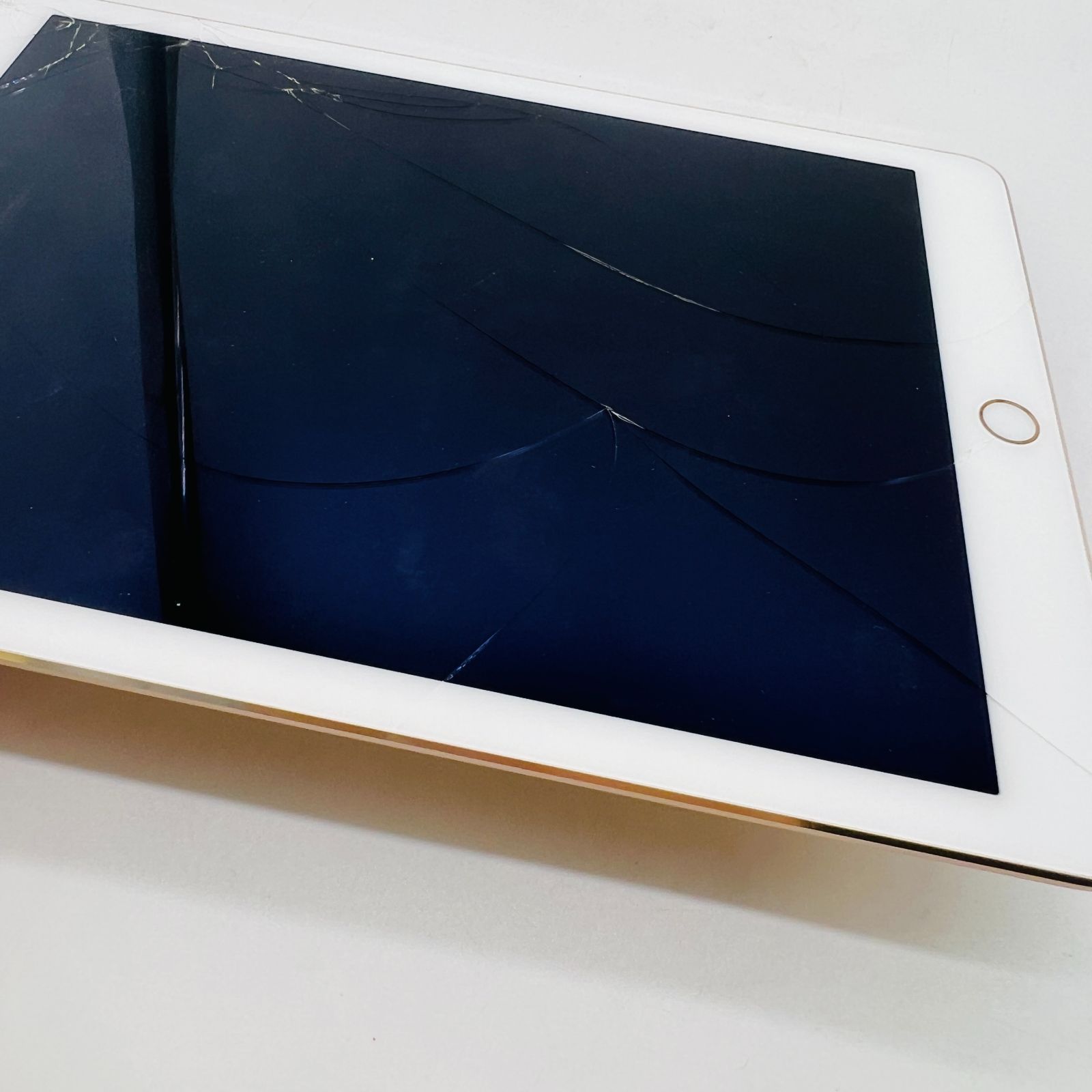 iPad きらびやか Air2 ゴールド ドコモ 16GB【Bランク程度】 