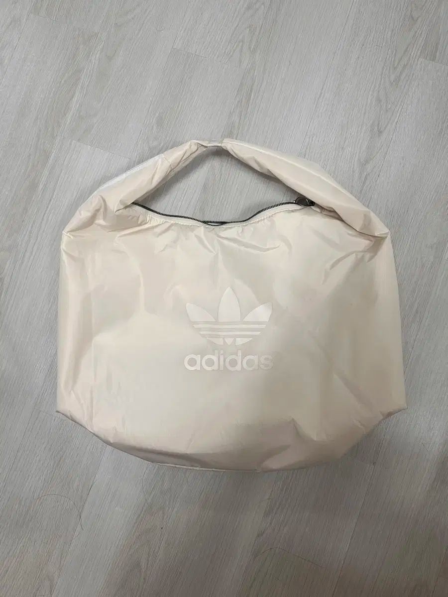 adidas アディダス ショルダーバッグ アイボリー IX5257