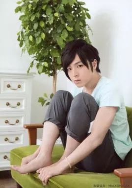 中古】生写真(男性) 蒼井翔太/全身・ソファに座り・Tシャツ水色