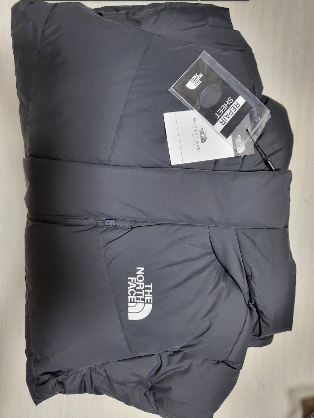 チャコールグレー