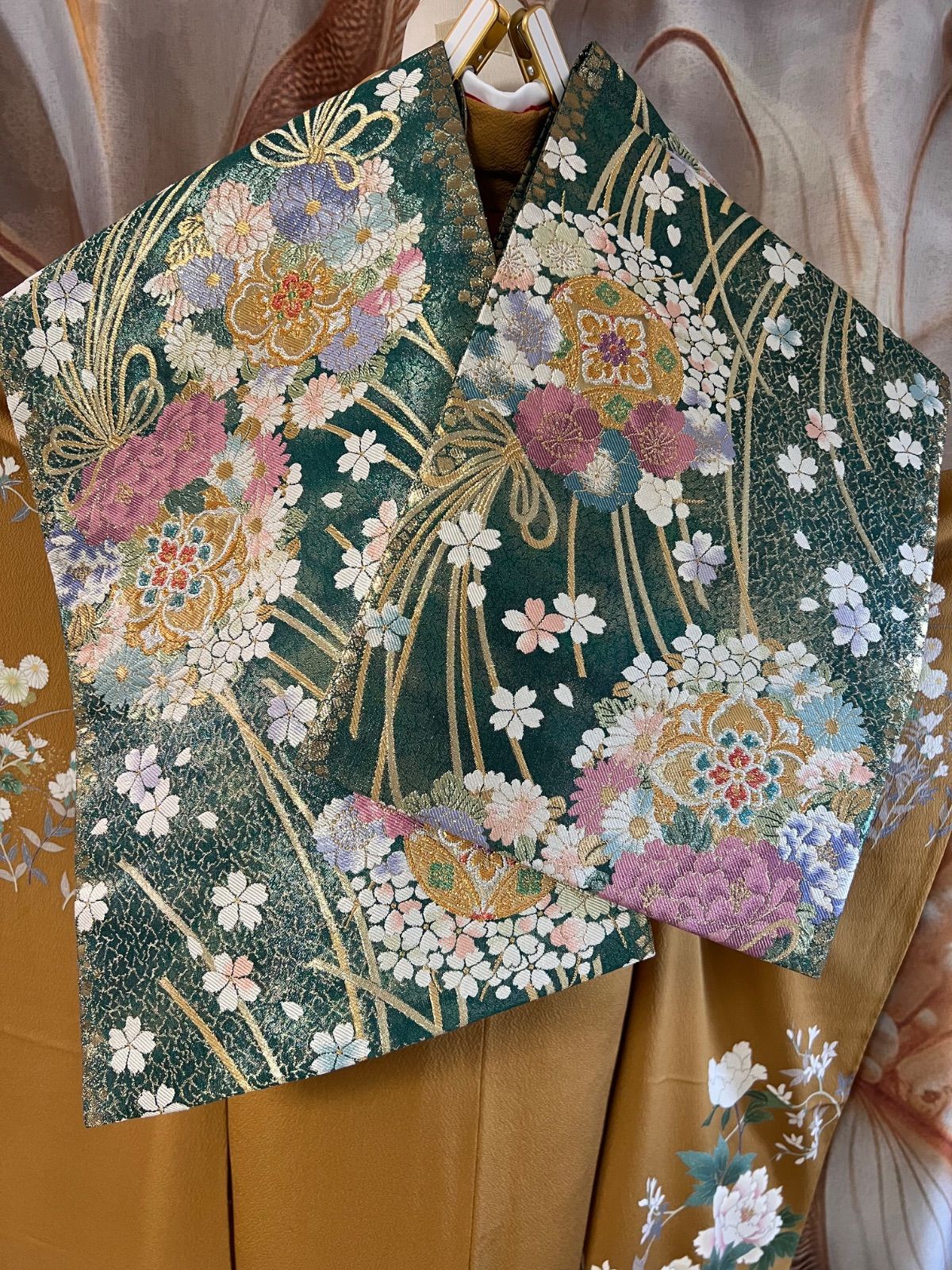 m583＊美品 蝶 牡丹 笹べり付 着物 正絹 成人式 振袖単品 TAKAZENの振袖 /赤色/白色/古典/牡丹柄/ 正統派古典 赤/白 貝桶
