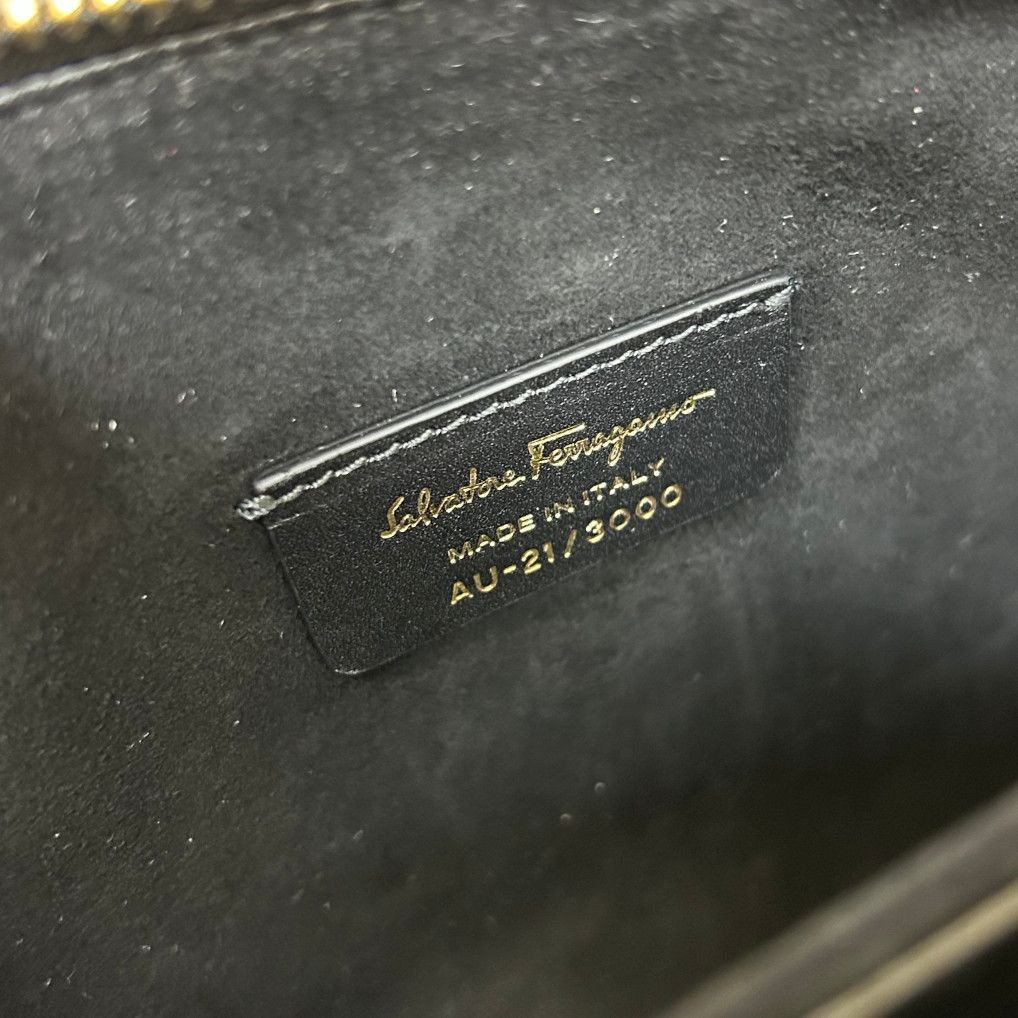 Ferragamo ガンチーニ TRAPEZIO レザー ショルダーバッグ 新品 Ferragamo ガンチーニ TRAPEZIO レザー ショルダーバッグ