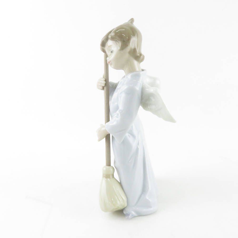 美品 LLADRO リヤドロ 5726 可愛い天使 雲を払う SWEEP AWAY THE CLOUDS フィギュリン 1点 掃き掃除 置物 陶器人形  西洋陶磁 オブジェ SU5864C - メルカリ