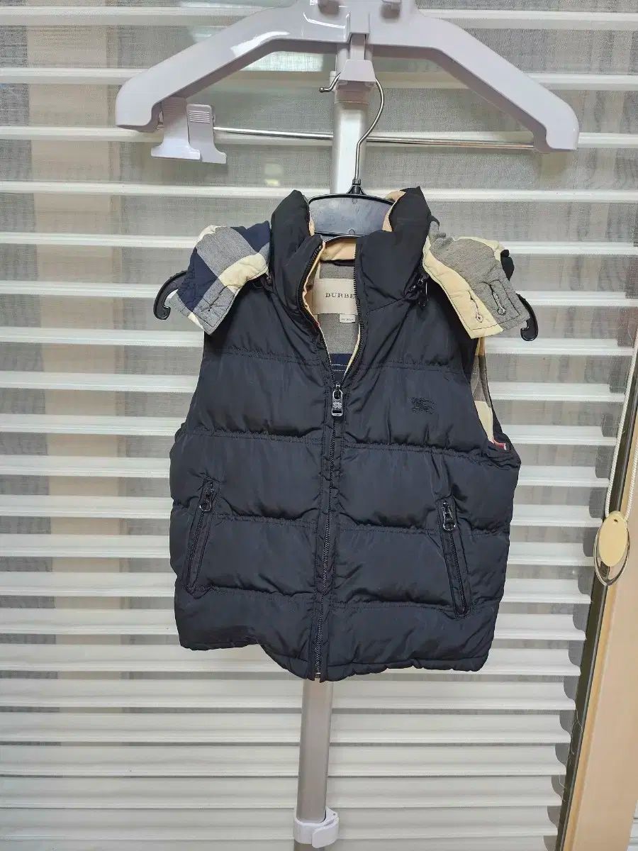 バーバリー キッズ ブラック チェック ダウン ベスト 4y
