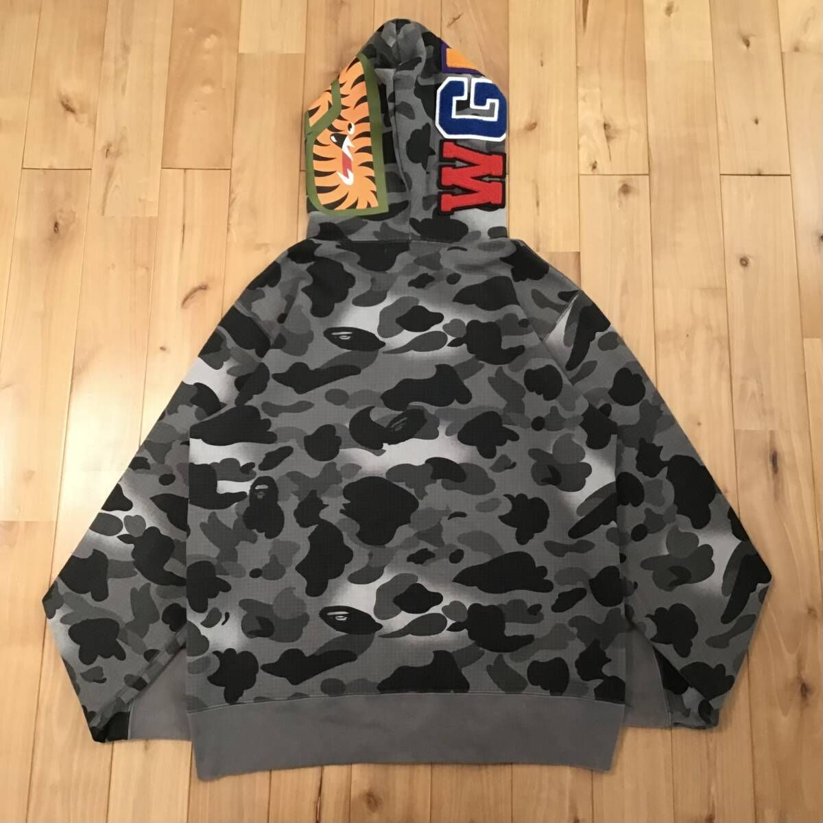 A bathing ape パーカー　発光　シャーク　ダブルジップ　迷彩 COLOR CAMO SHARK WIDE FIT FULL ZIP DOUBLE HOODIE M（パーカー