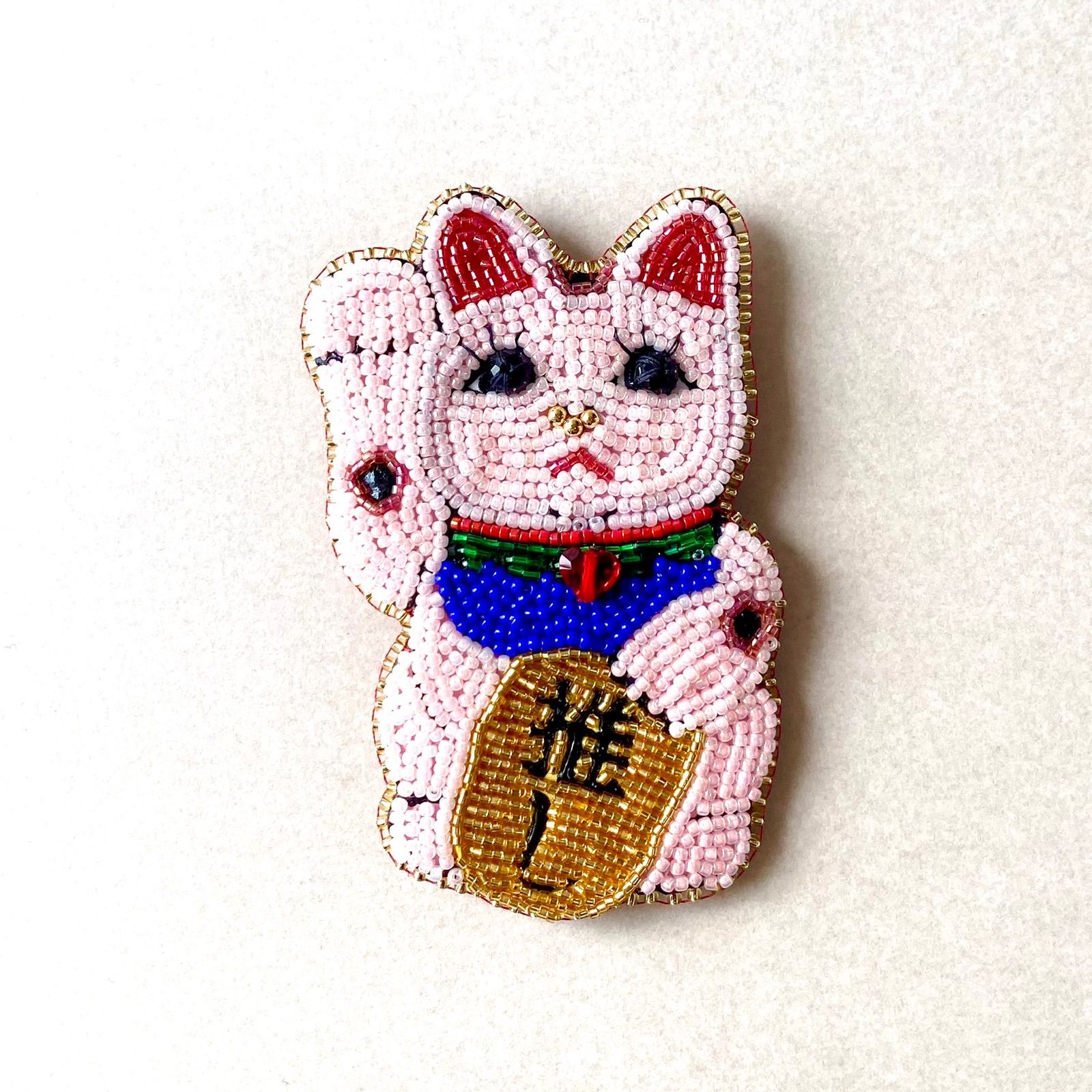 ビーズ刺繍】推しの幸運を招く♡招き猫ブローチ - メルカリ