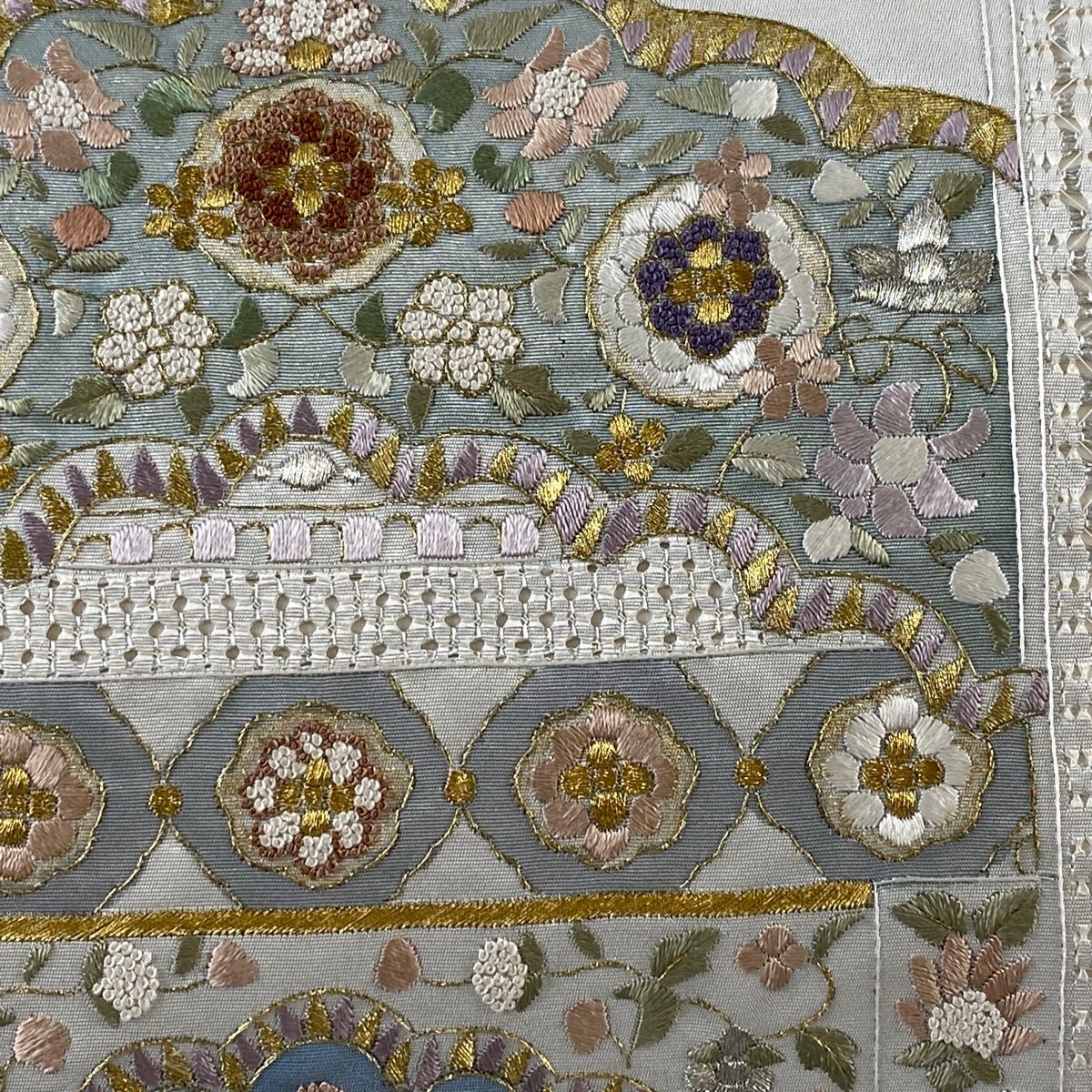 袋帯 美品 逸品 金糸 汕頭刺繍 灰緑 全通 正絹 華文様 袋帯 美品 逸品 華文 草花 金糸 汕頭刺繍 灰緑 全通 正絹 【中古