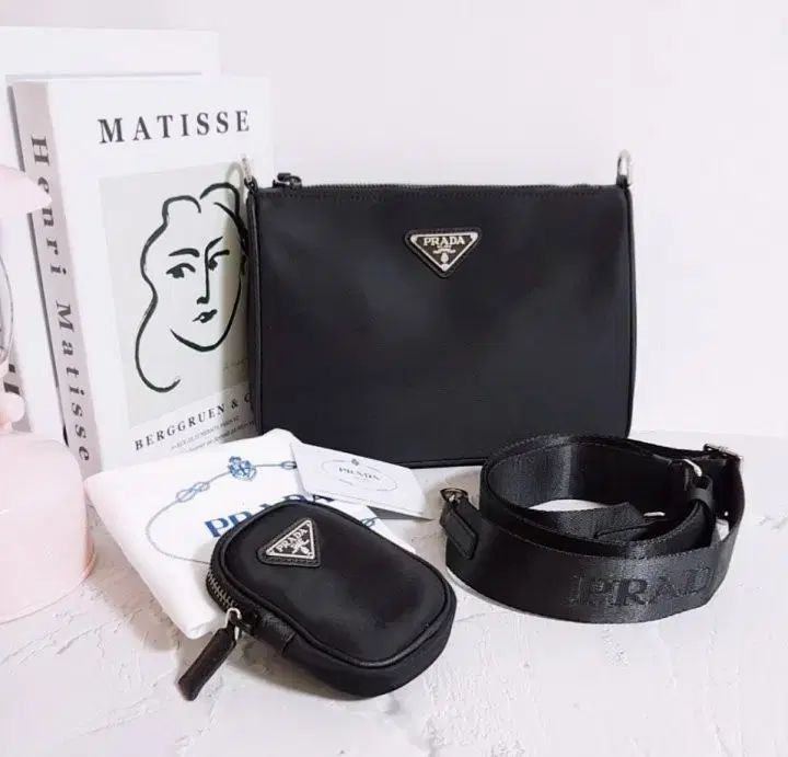 トライアングルロゴ Re-Nylon メッセンジャーバッグ クロスバッグ