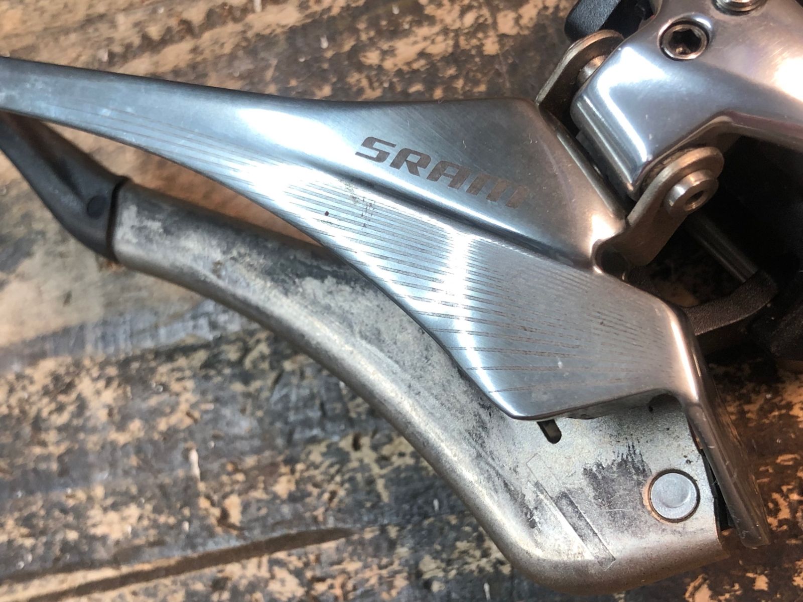 eTap フロントディレイラー