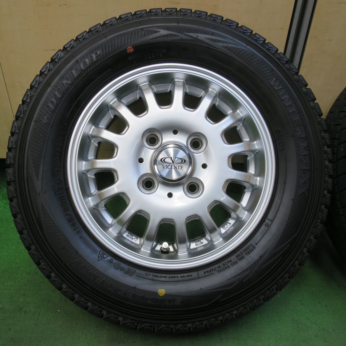 バリ溝 キレイ 9 5分 スタッドレス 145 80 R 12 78 N ダンロップ ウインターマックス SV 01 VICENTE 04 CA ヴィセンテ 12インチ PCD 100 4 H 5060902イス