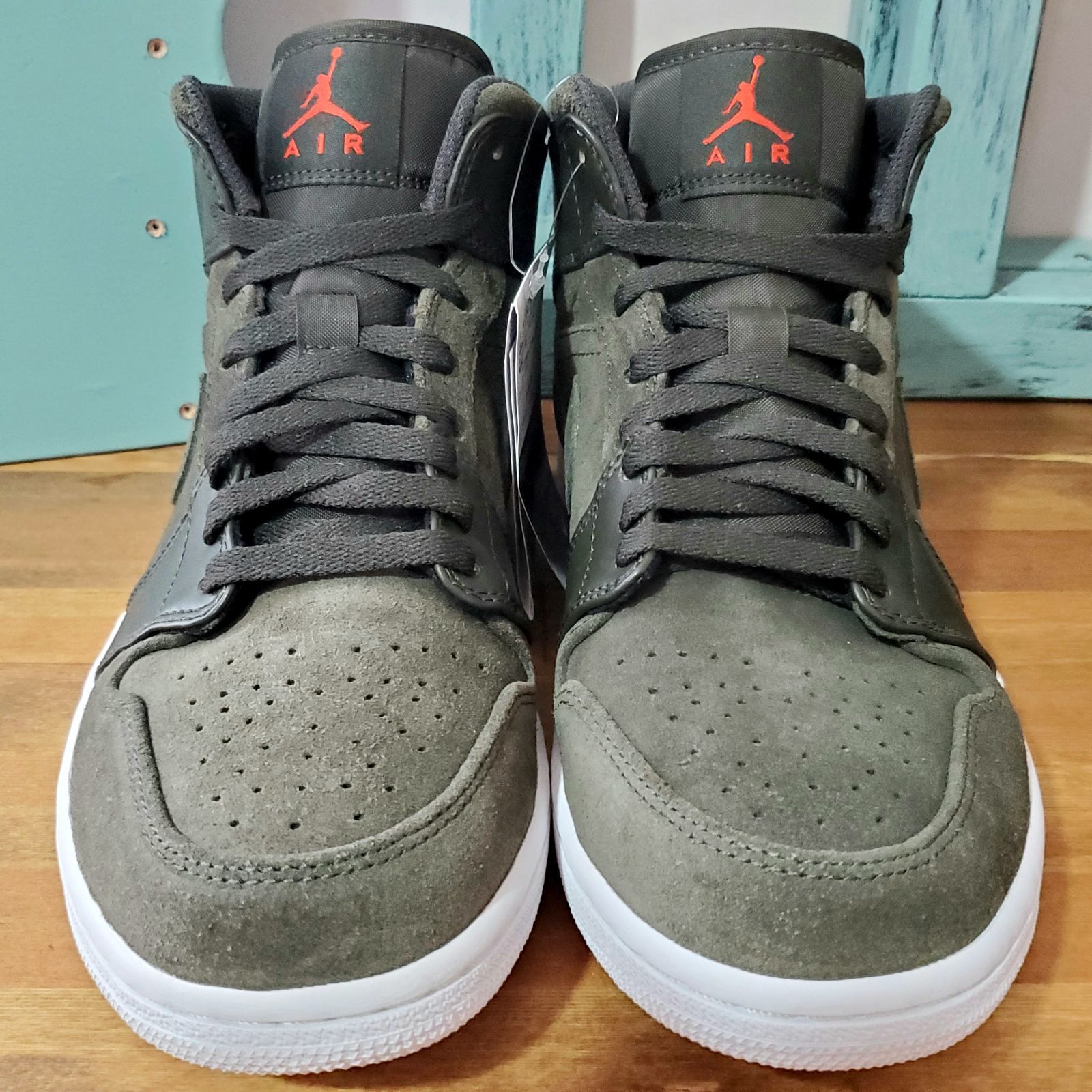 Air jordan clearance 1 mid sequoia