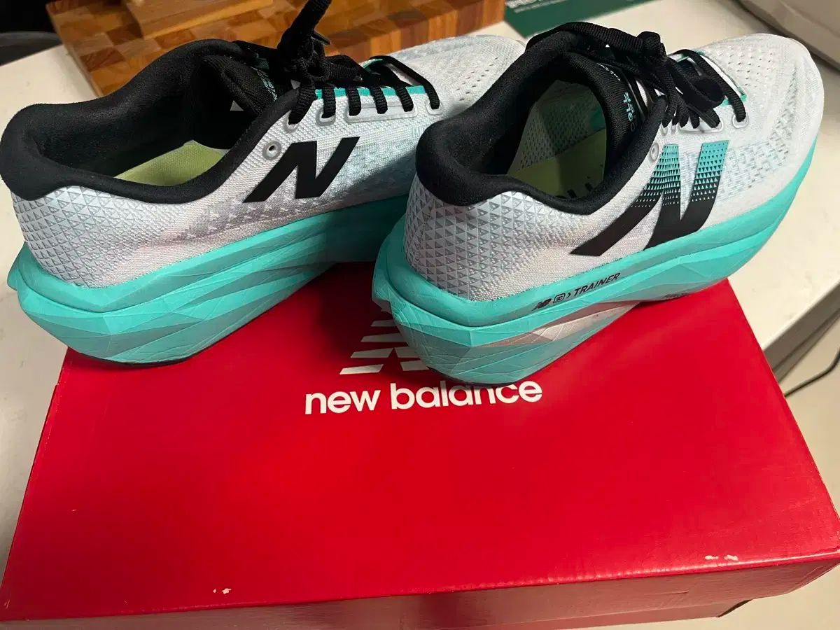 New Balance ニューバランス フューエルセル スーパーコンプ sc トレーナー v3 白 サイバー ジェイド ー D