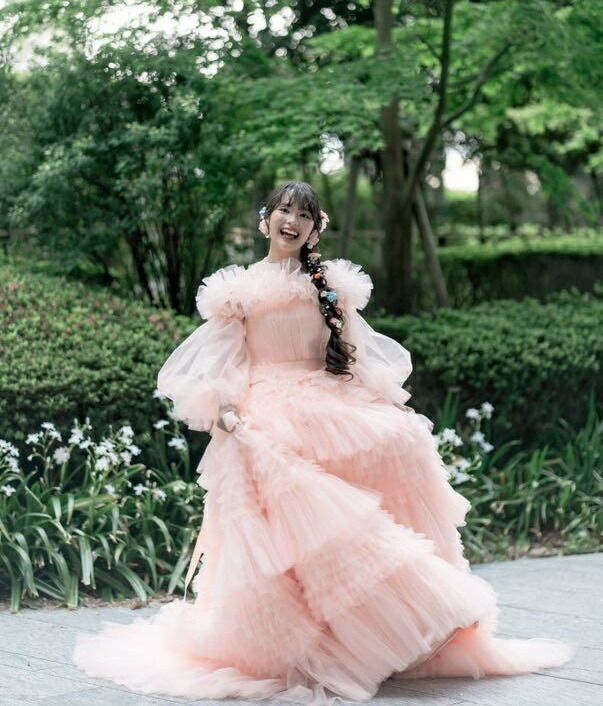 実例写真 ドレス オフショルダー コーラルピンク ティアードチュ もこもこドレス プリンセスライン 結婚式 前撮り