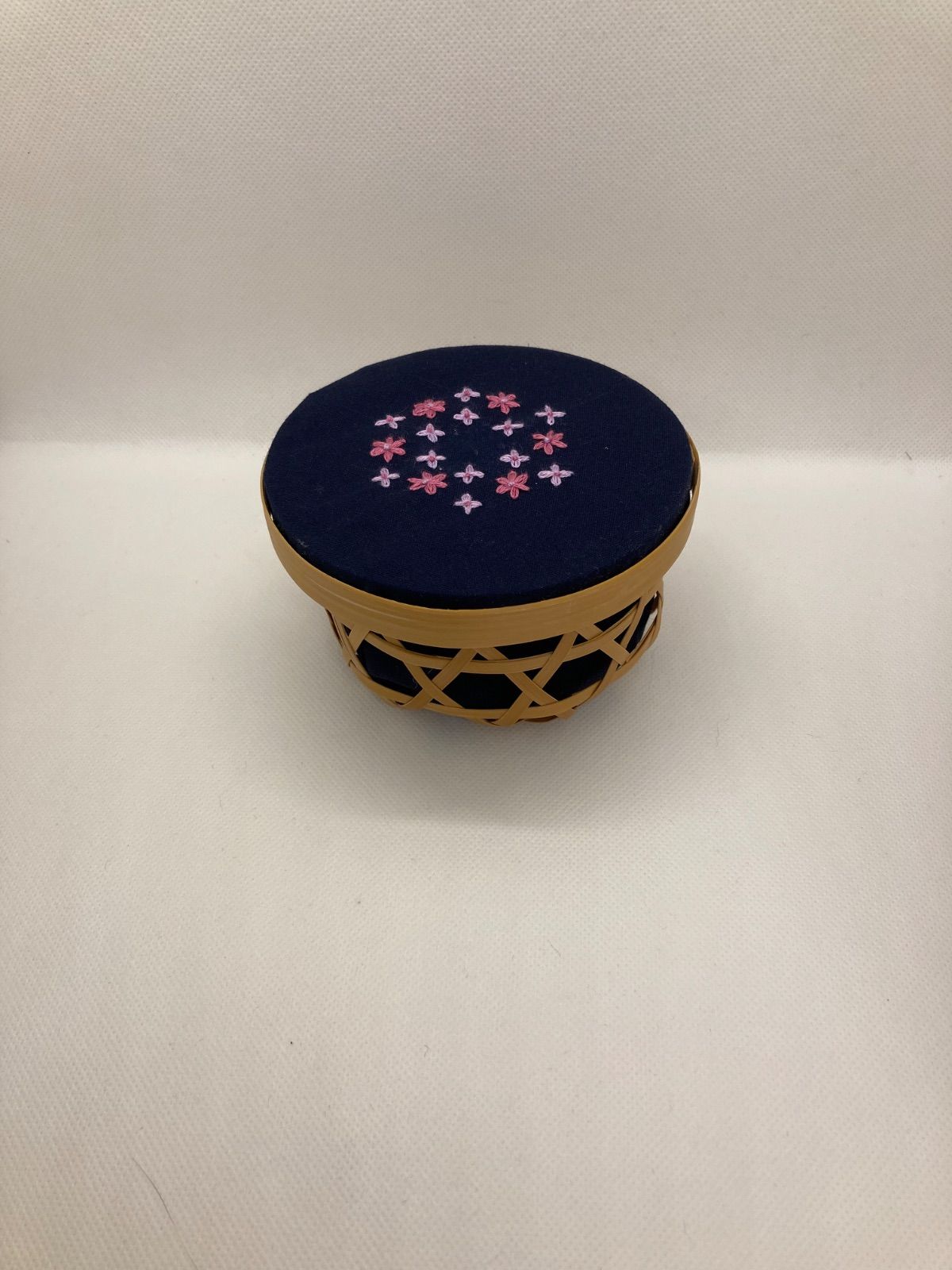 竹細工　大人のおやつ入れ　(刺繍タイプ　赤)