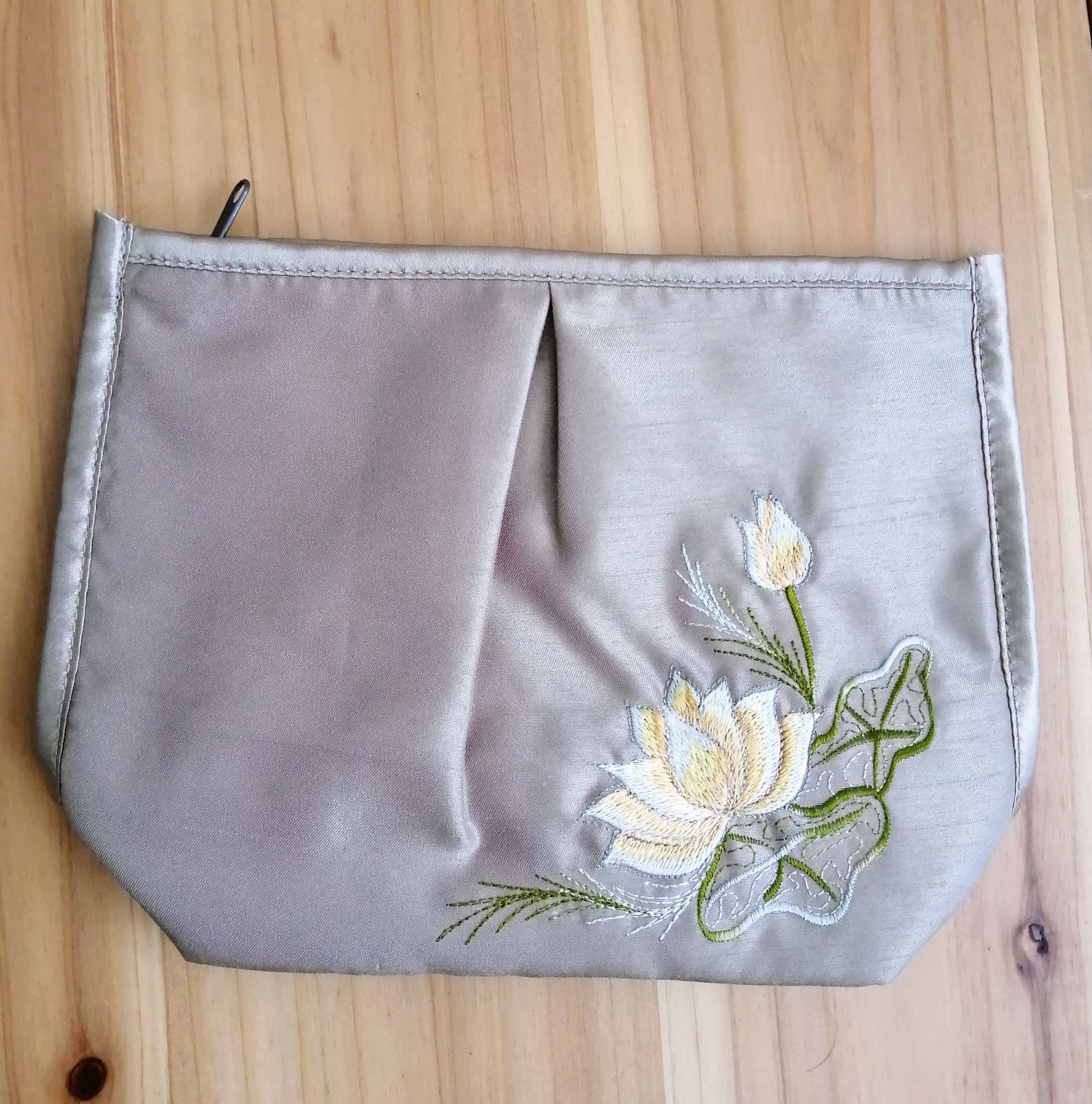 ベトナム刺繍 蓮の花ポーチ ベージュ - メルカリ