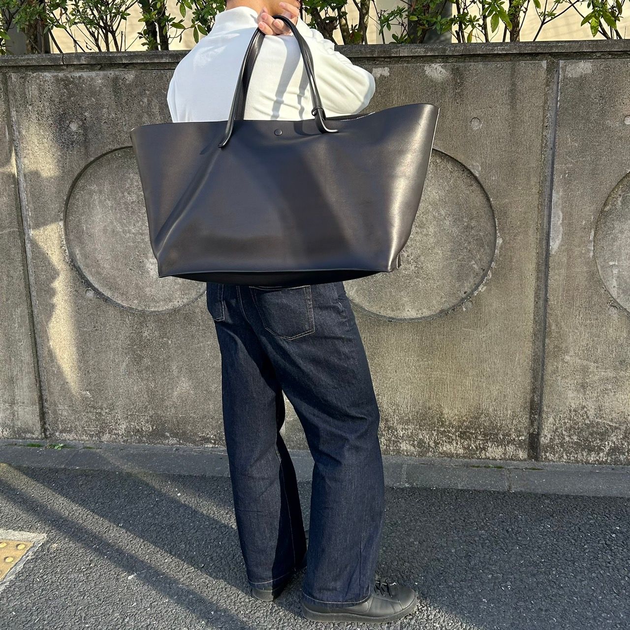 【THE ROW】 Idaho XL canvas tote bag レザー製 ユニセックス Idaho XL leather-trimmed canvas tote bag in black - The Row