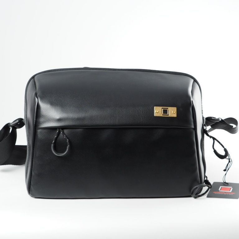 ARTISAN ARTIST アルティザン＆アーティスト カメラバッグ Basalt Sling bag ACAM BS 0003ブラック グレー