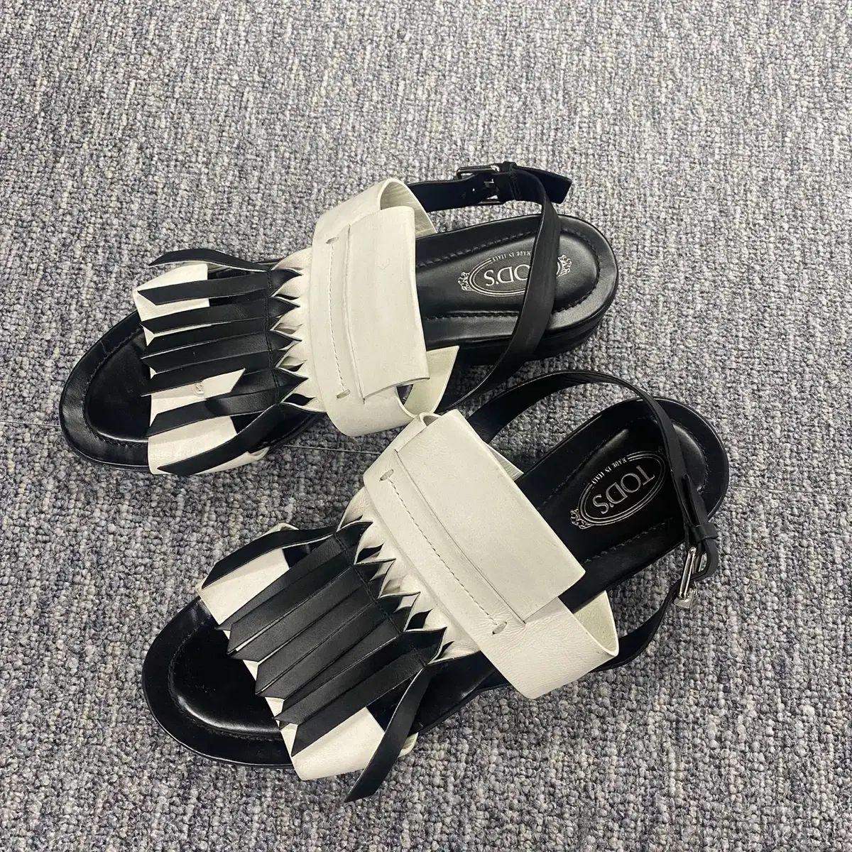 TOD S トッズ 黒 白 タッセル サンダル
