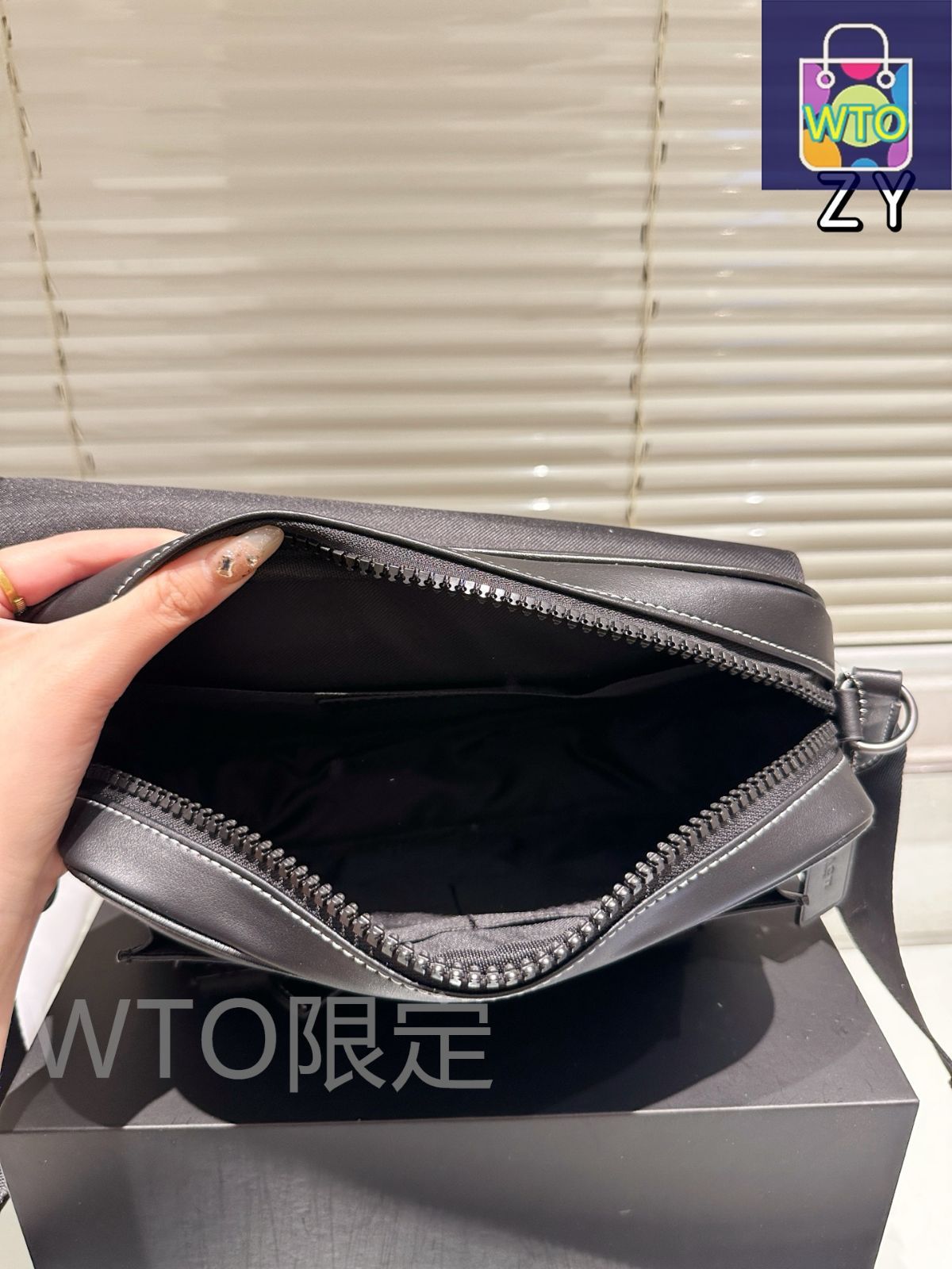 今日特価】Coach コーチ Track ポストマンバッグ ディズニー