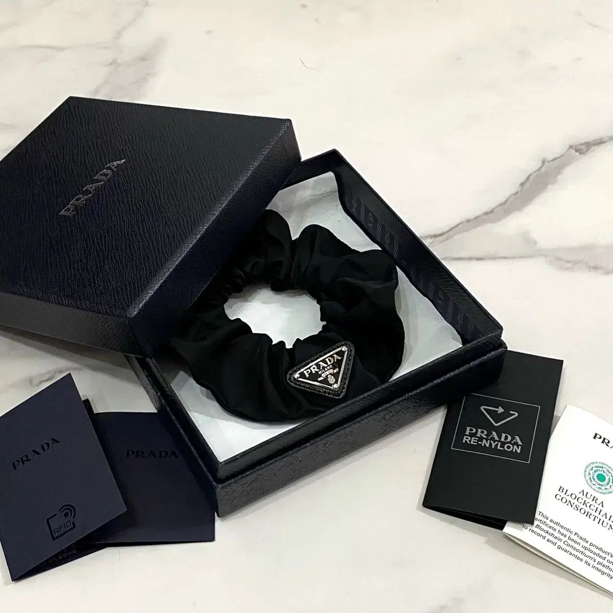 PRADA プラダ シュシュ リナイロン ブラック 黒 シルバー RFID PRADA プラダ シュシュ リナイロン ブラック 黒 シルバー RFID