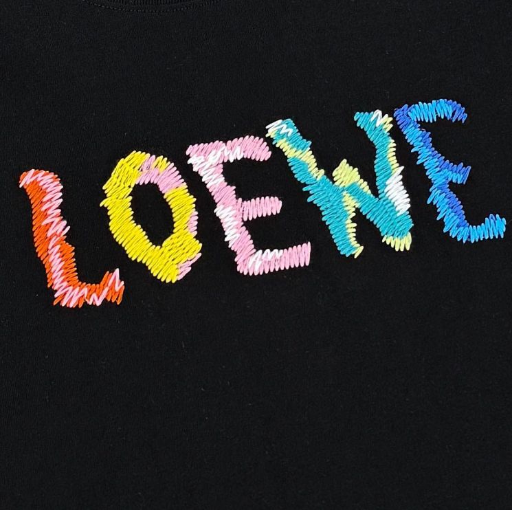 LOEWE カラフル刺繍ロゴ