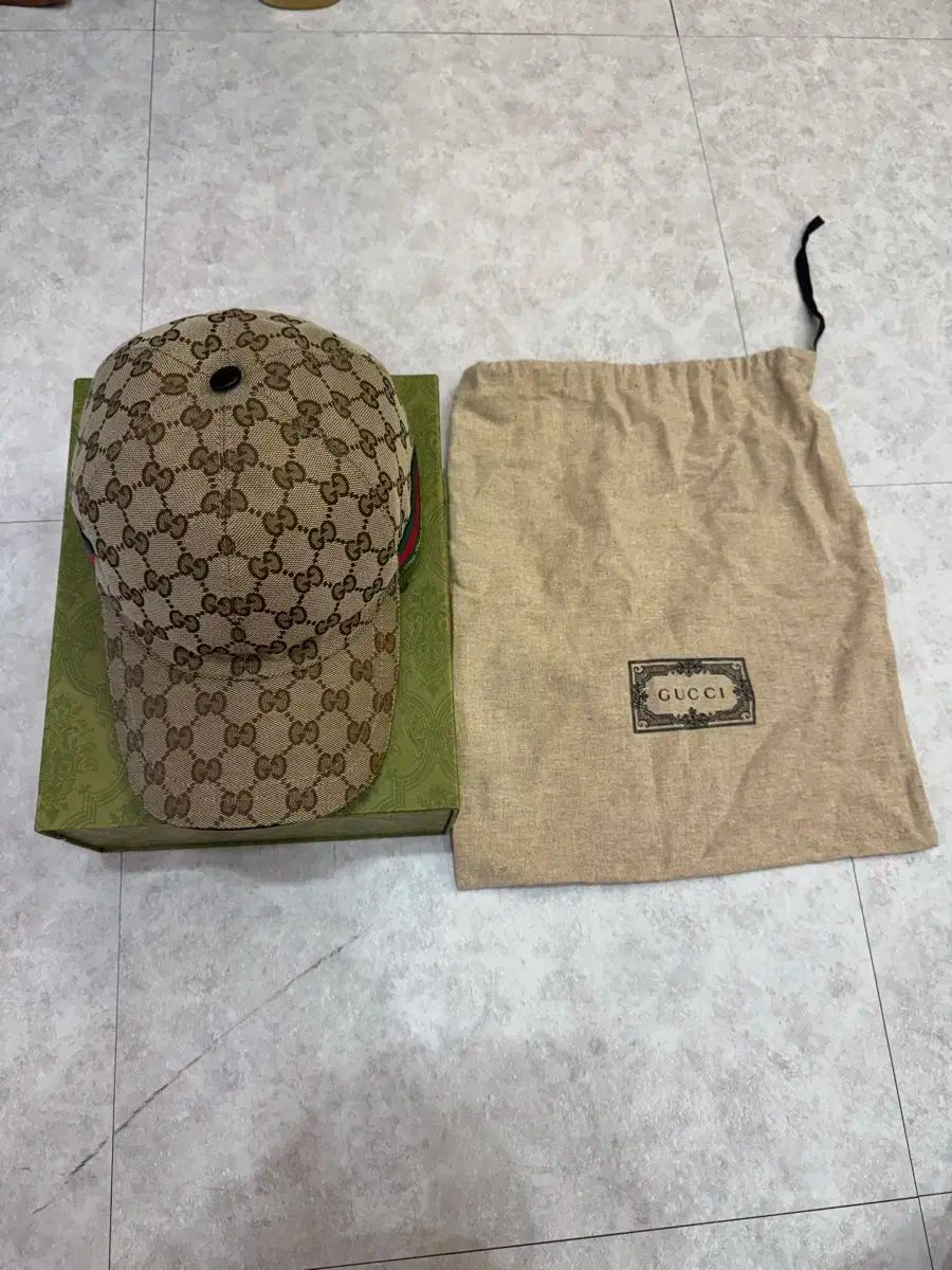 GUCCI グッチ GG キャンバス ボールキャップ