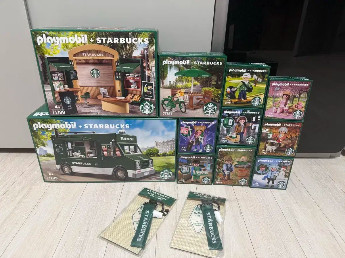 【雷市場（ポンジャン）商品韓国直送】 Starbucks(スターバックス) プレイモービル 2024 フルセット ( 11 パック) +バディキーリング ( 2 犬)