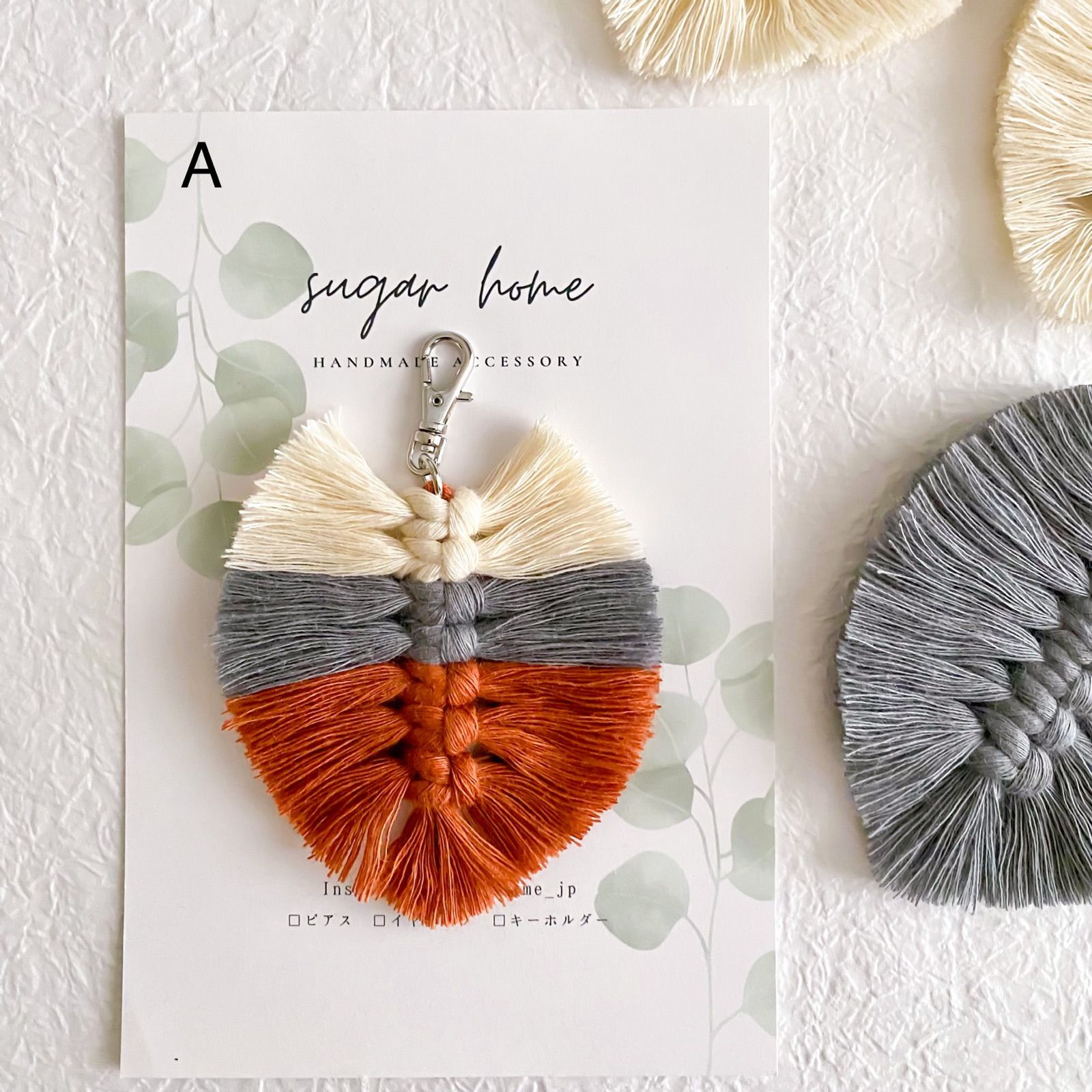マクラメ編みのフェザーキーホルダー ＊ バッグチャーム - メルカリ