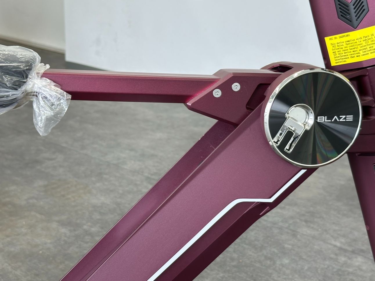 ワインレッドの電動バイク