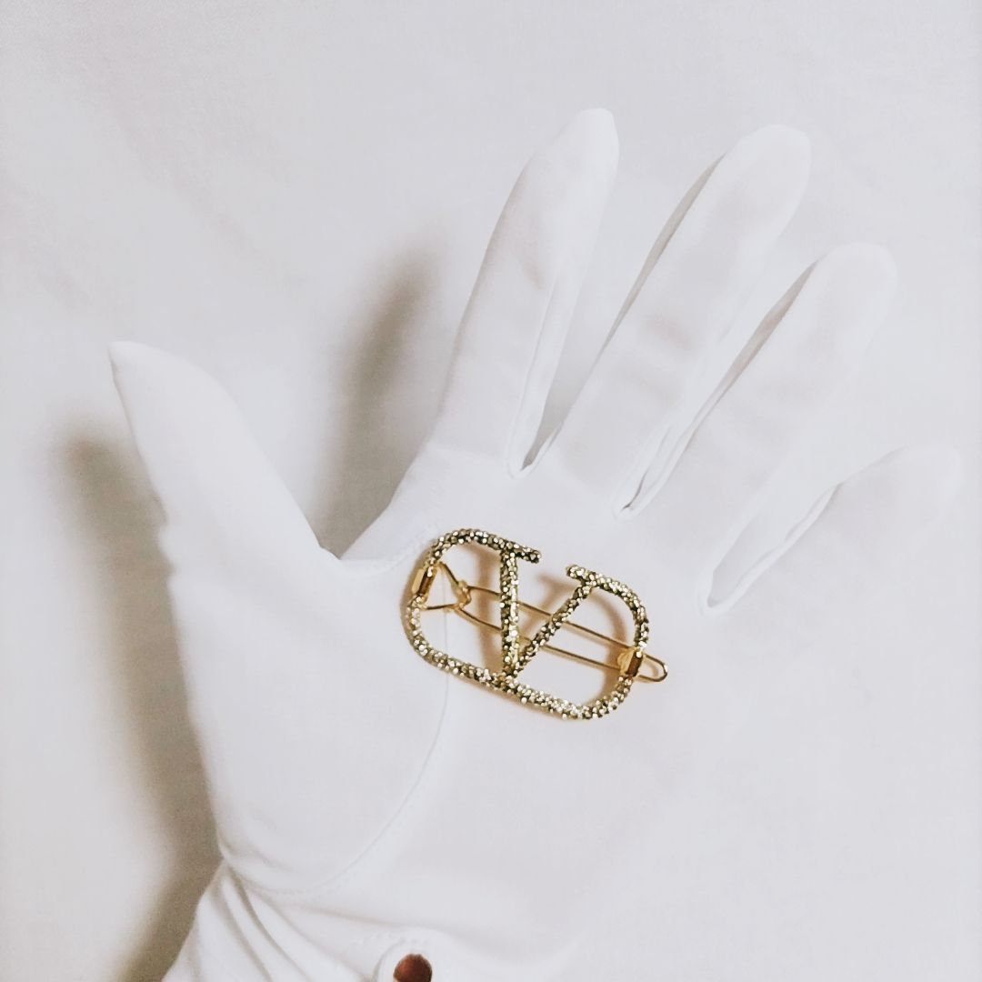 Valentino【関税込】Vロゴ シグネチャー メタル ヘアクリップ Vロゴ シグネチャー メタル ヘアクリップ for ウィメンズ インチ