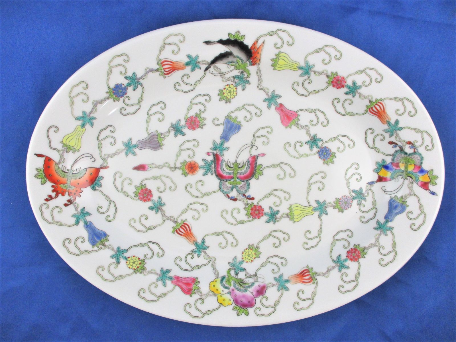 花と蝶の模様の皿 中国製 景徳鎮 大きなオーバル 大皿 ちょうちょ