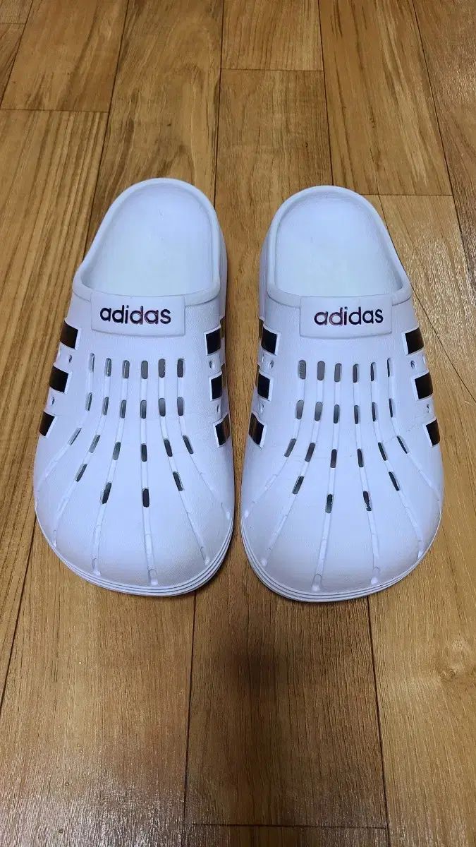 【雷市場（ポンジャン）商品韓国直送】adidas(アディダス) アディレット・クロッグ 285 スリッパ サンダル crocs(クロックス)