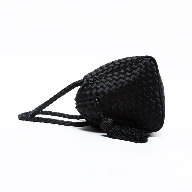 ボッテガヴェネタ　イントレチャート　ポシェット　サテン　ブラック BOTTEGAVENETA ボッテガヴェネタ ハンドバッグ イントレチャート