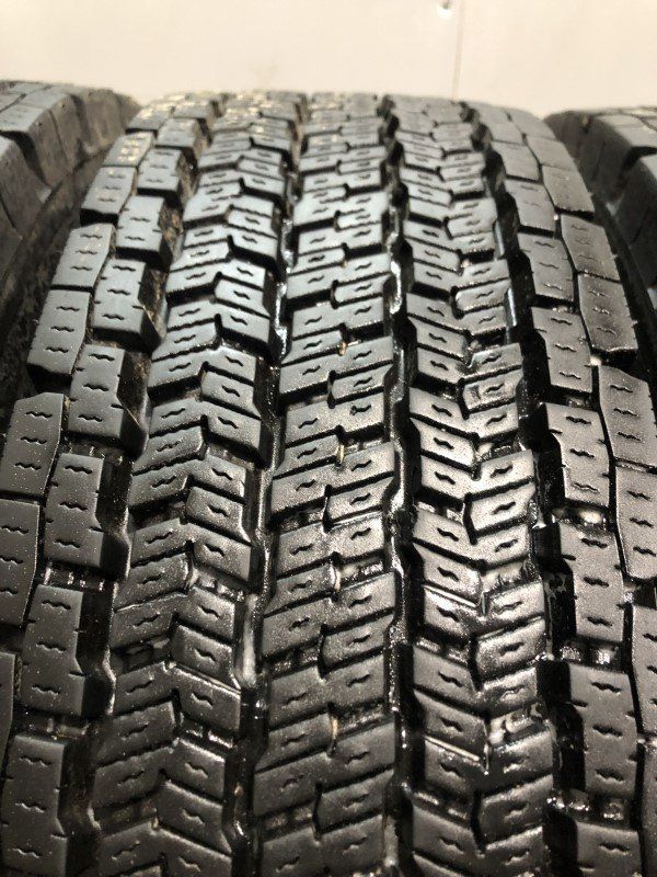 YOKOHAMA 905W 245/80R17.5 133/131J 17.5インチ トラックタイヤ スタッドレス 4本 22年製 バリ溝 4t 増トン ユニック　(KTT491)クレジットカード QRコード決済可能 YOKOHAMA 905W 245/80R17.5 133/131J 17.5インチ トラックタイヤ