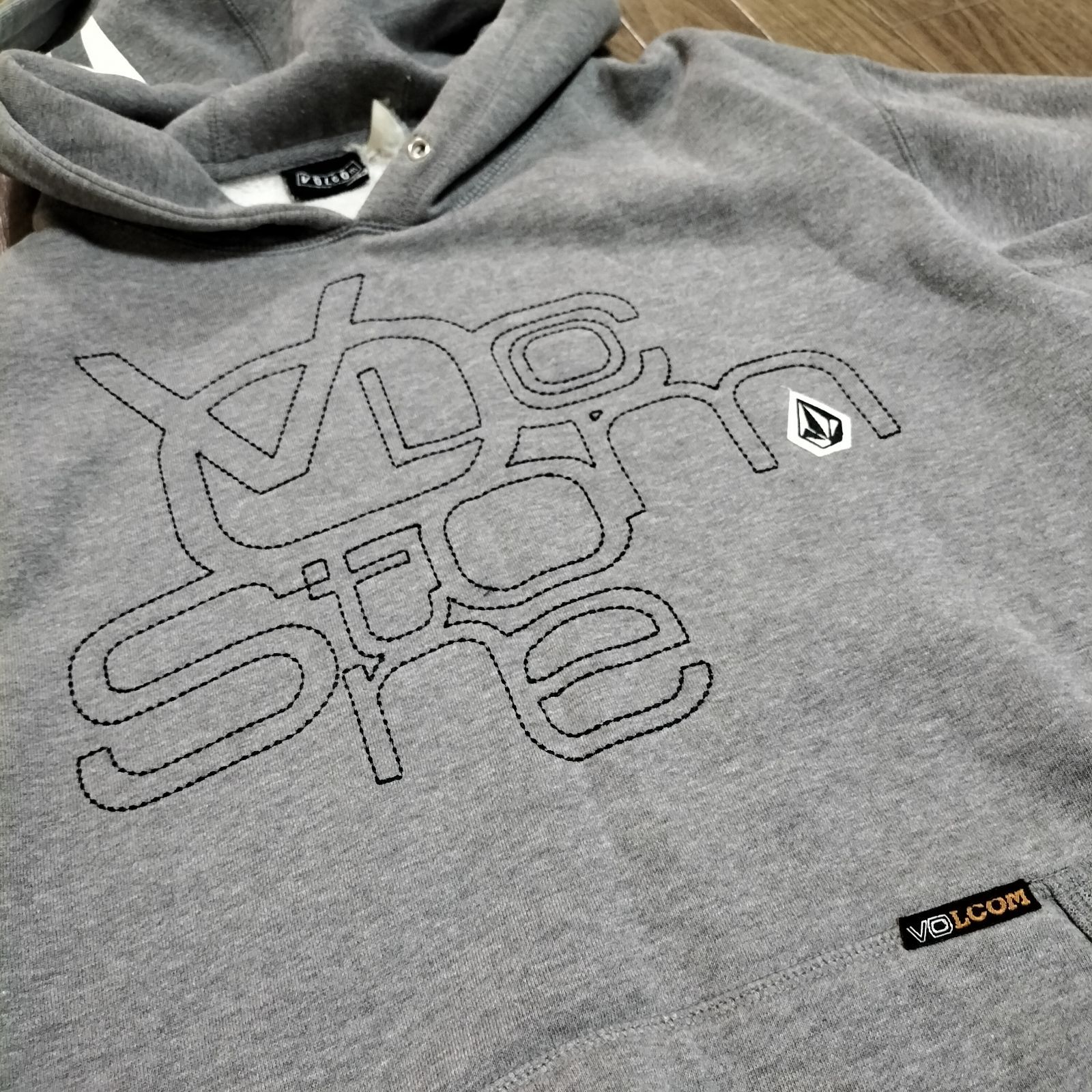 室内で12回ほど袖を通しました希少 VOLCOM【XL】パーカー - パーカー