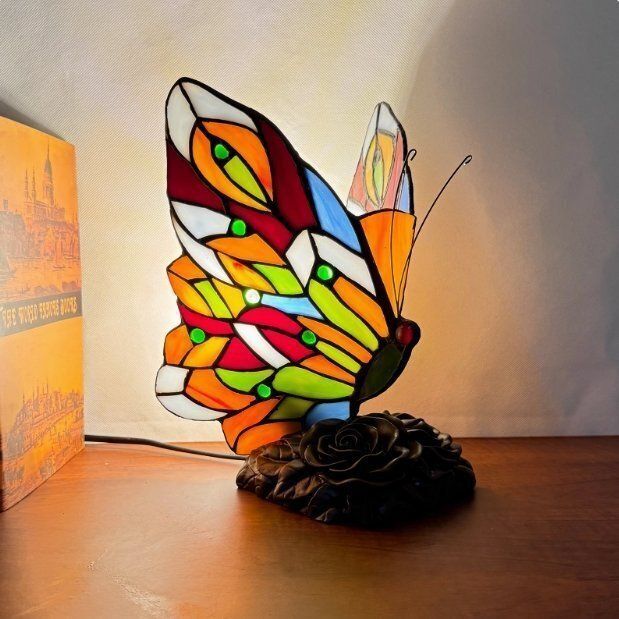 稀少品 ステンドランプ ステンドグラス 蝶 照明 レトロな雰囲気 室内装飾 ティファニー デスクライト