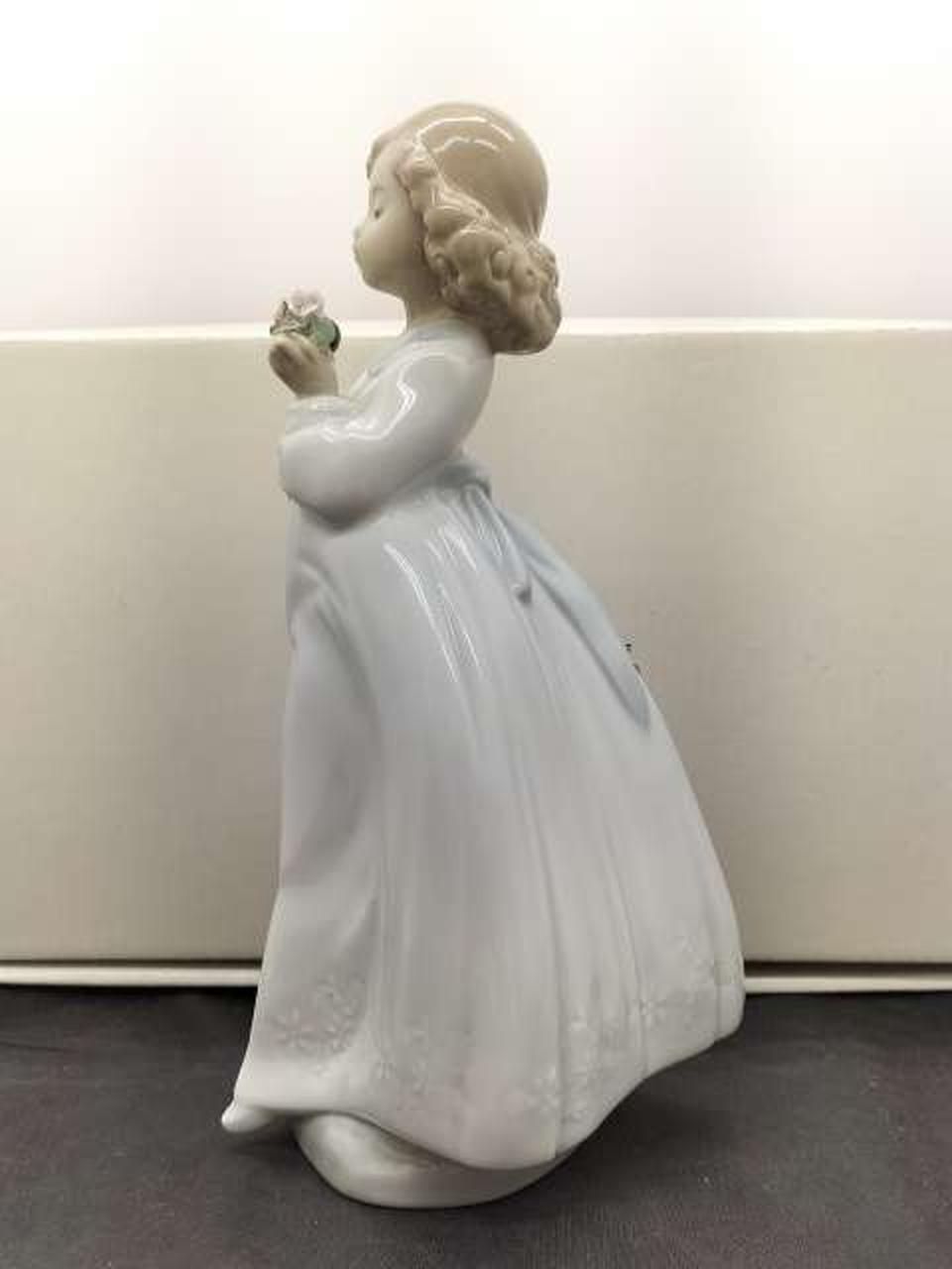 NAO フィギュリン THE FLOWER GIRL 02.001444 NAO Figurine THE FLOWER GIRL 02.001444 TALLINNNEXPO_COM