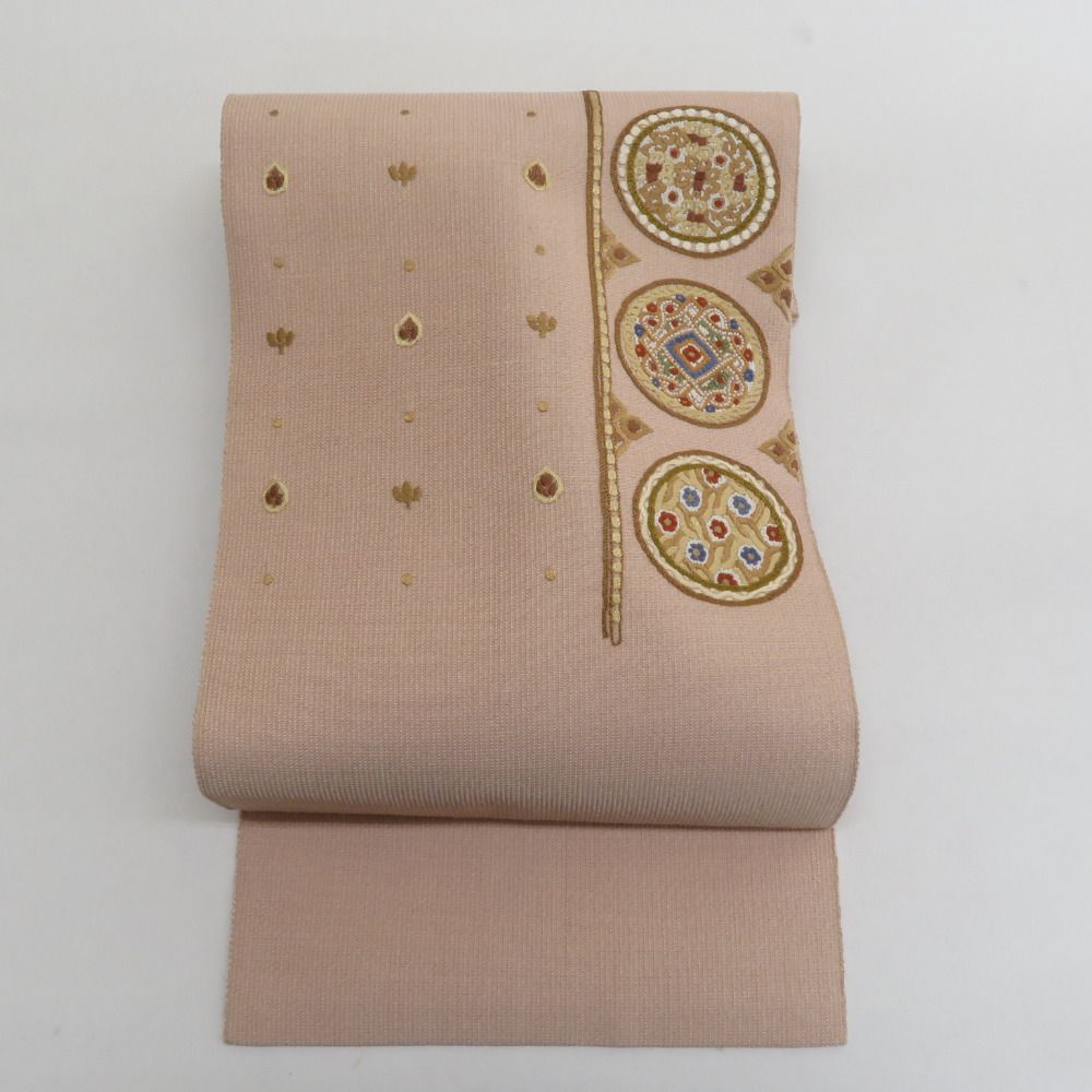 名古屋帯 八寸帯 正絹 薄茶色ｘ多色 オリエンタル模様 お太鼓柄 刺繍入り カジュアル 仕立て上がり 着物帯 長さ382cm