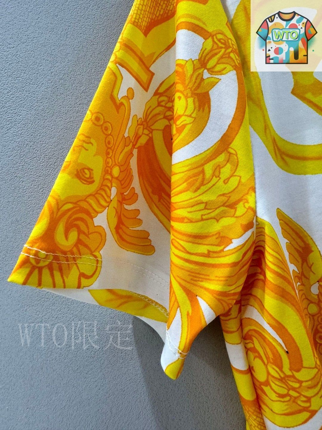 今日特価】VERSACE Baroque Print Pin-Embellished Ruched Crop