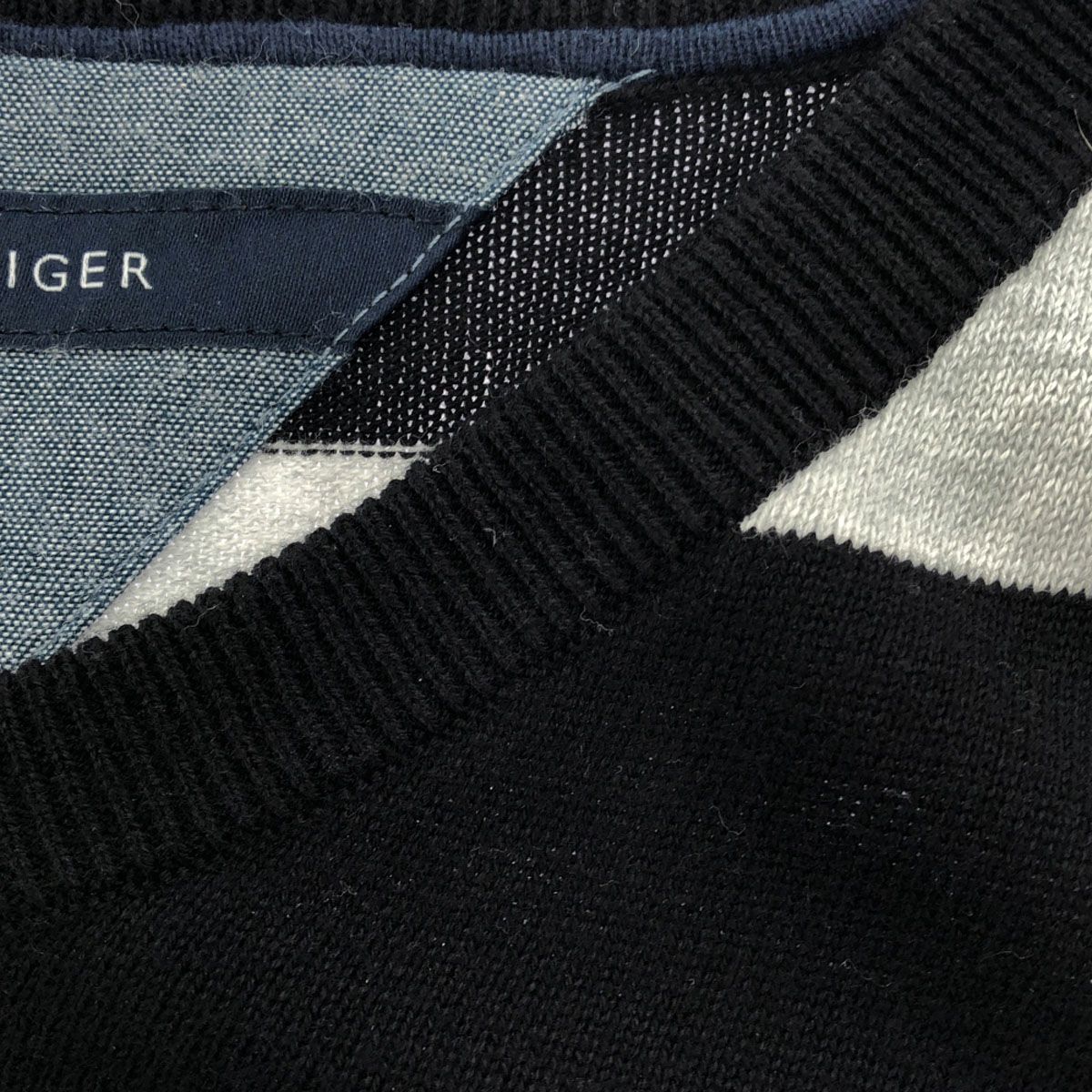 TOMMY HILFIGER トミーヒルフィガー ボーダー ロゴ刺繍 長袖 Vネック 