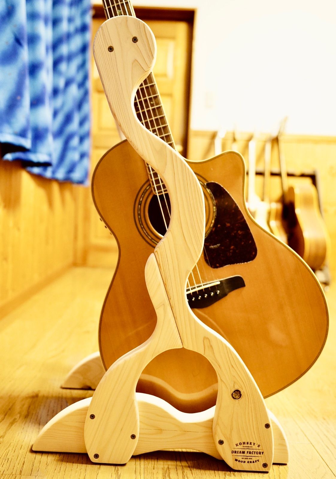 【期間限定価格!!!】 24時間以内に発送 手作り木工 木製ギタースタンド 無塗装 １本掛け