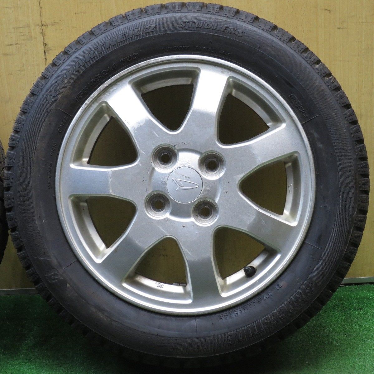 (2052) ダイハツムーヴ純正ホイールスタッドレスタイヤ付き2本② ダイハツ ムーヴ 純正ホイール オートバックス スタッドレスタイヤ 155