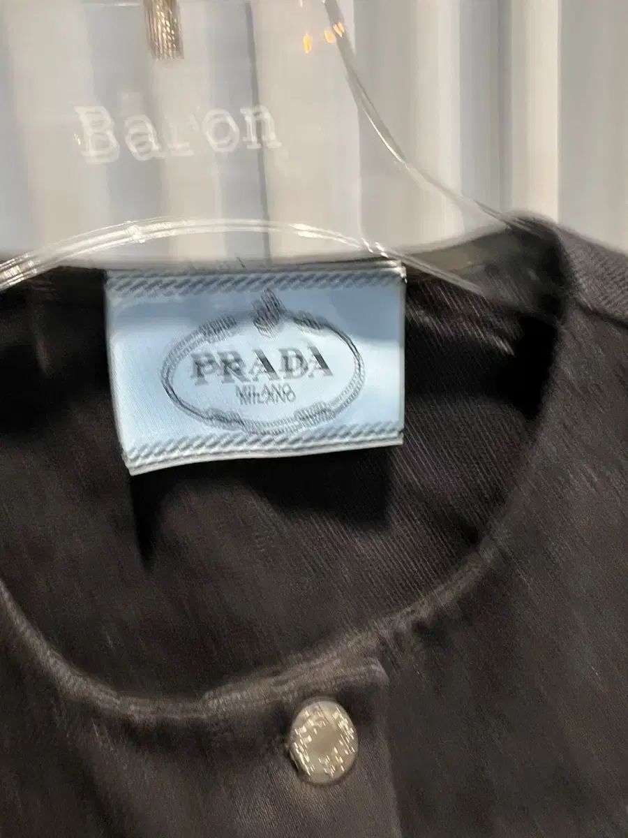 S ) PRADA(プラダ) デニム クロップド ベスト 黒 5 寿司 着用 - メルカリ