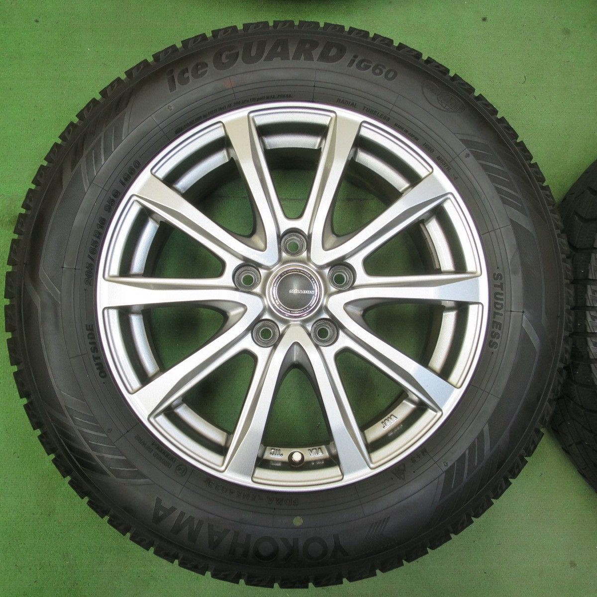 MILLOUS 16インチ 205/70r16 スタッドレスMILLOUS 16インチ