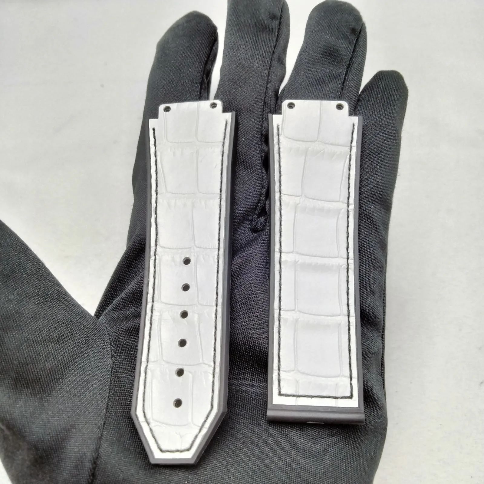 ️HUBLOT ️ウブロ 時計ベルト レザー ホワイト