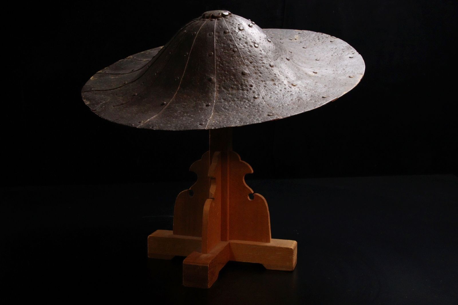 江戸時代 轡家紋 鉄地 十六枚張陣笠 42.5cm 1106g 唐物 骨董 古