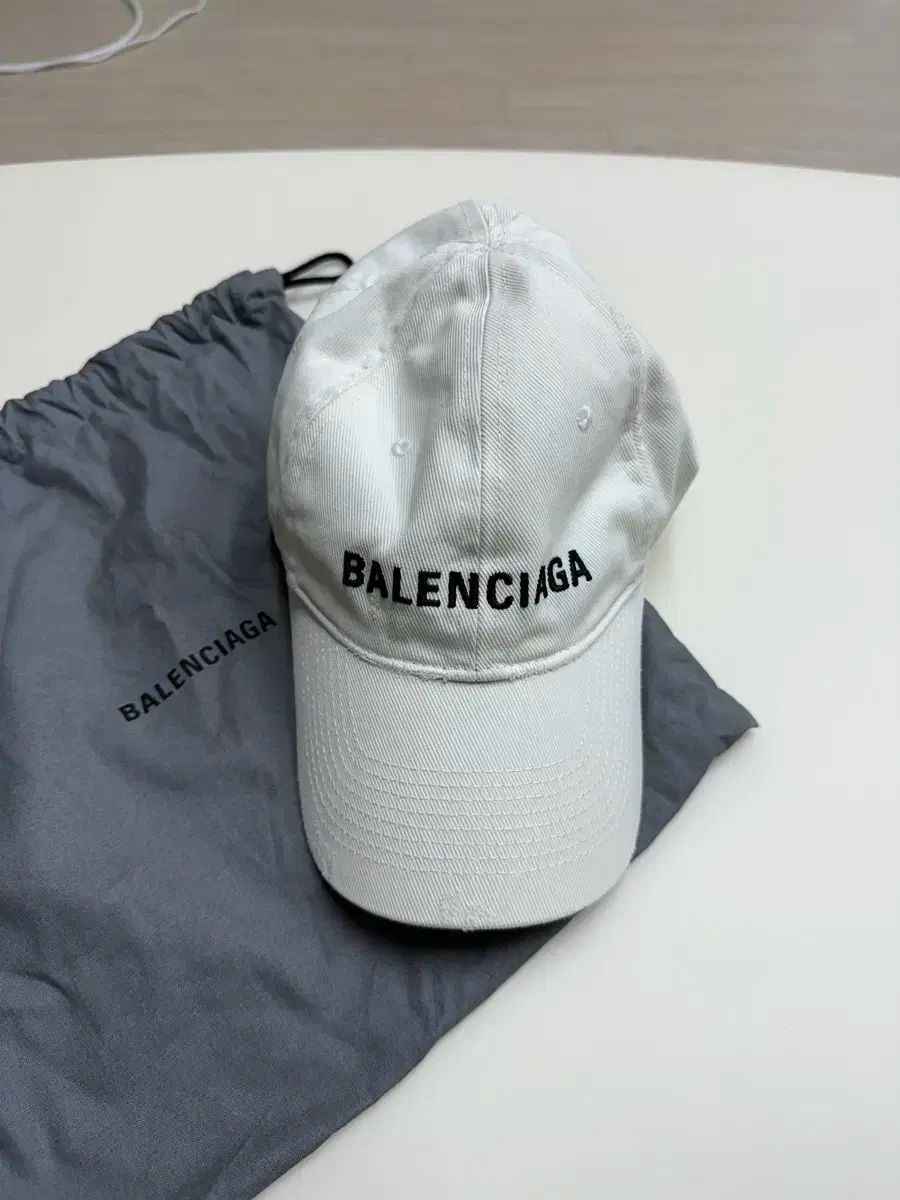 BALENCIAGA バレンシアガ ホワイト ボールキャップ
