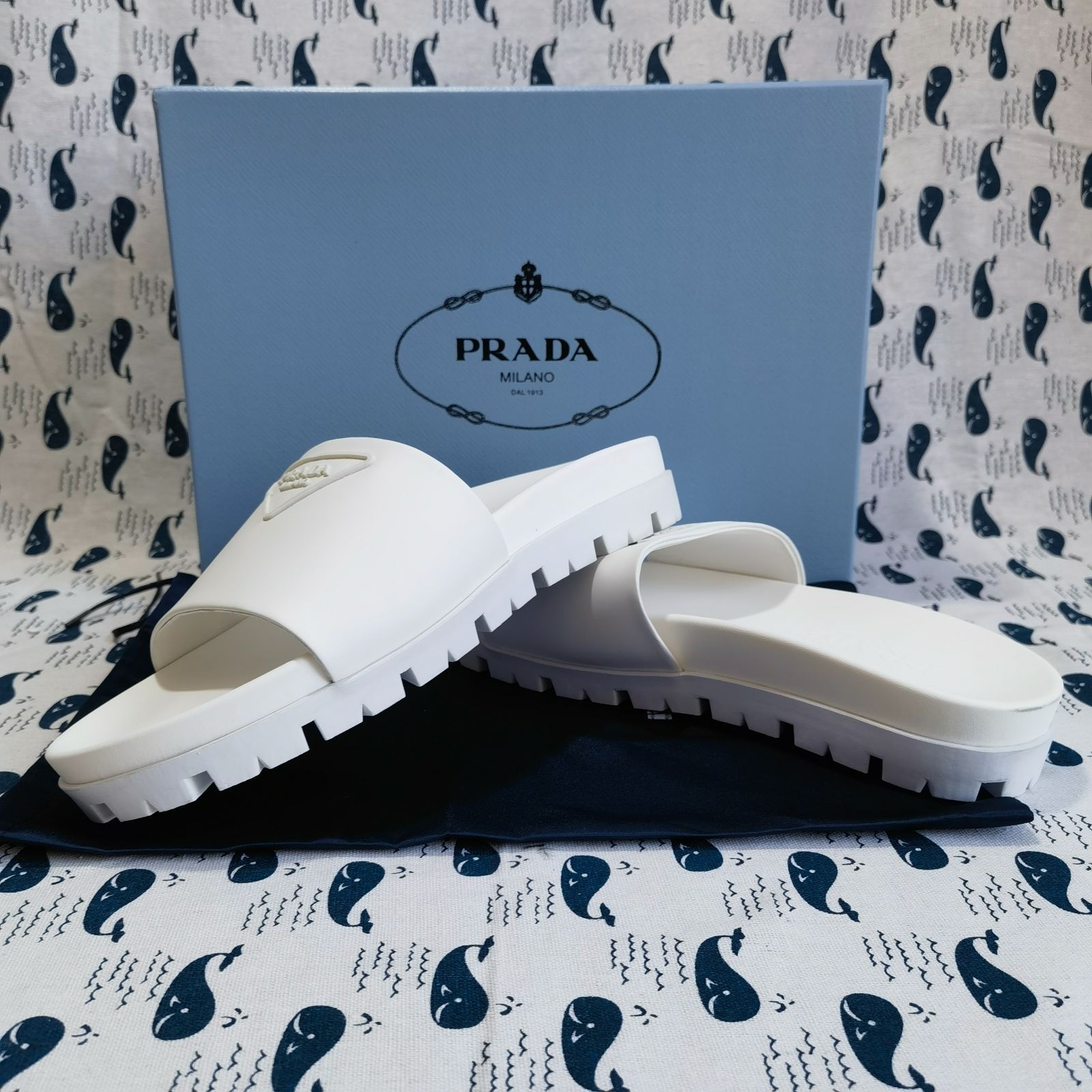 超人気美品☆PRADA☆ラバー スライド サンダル   ホワイト