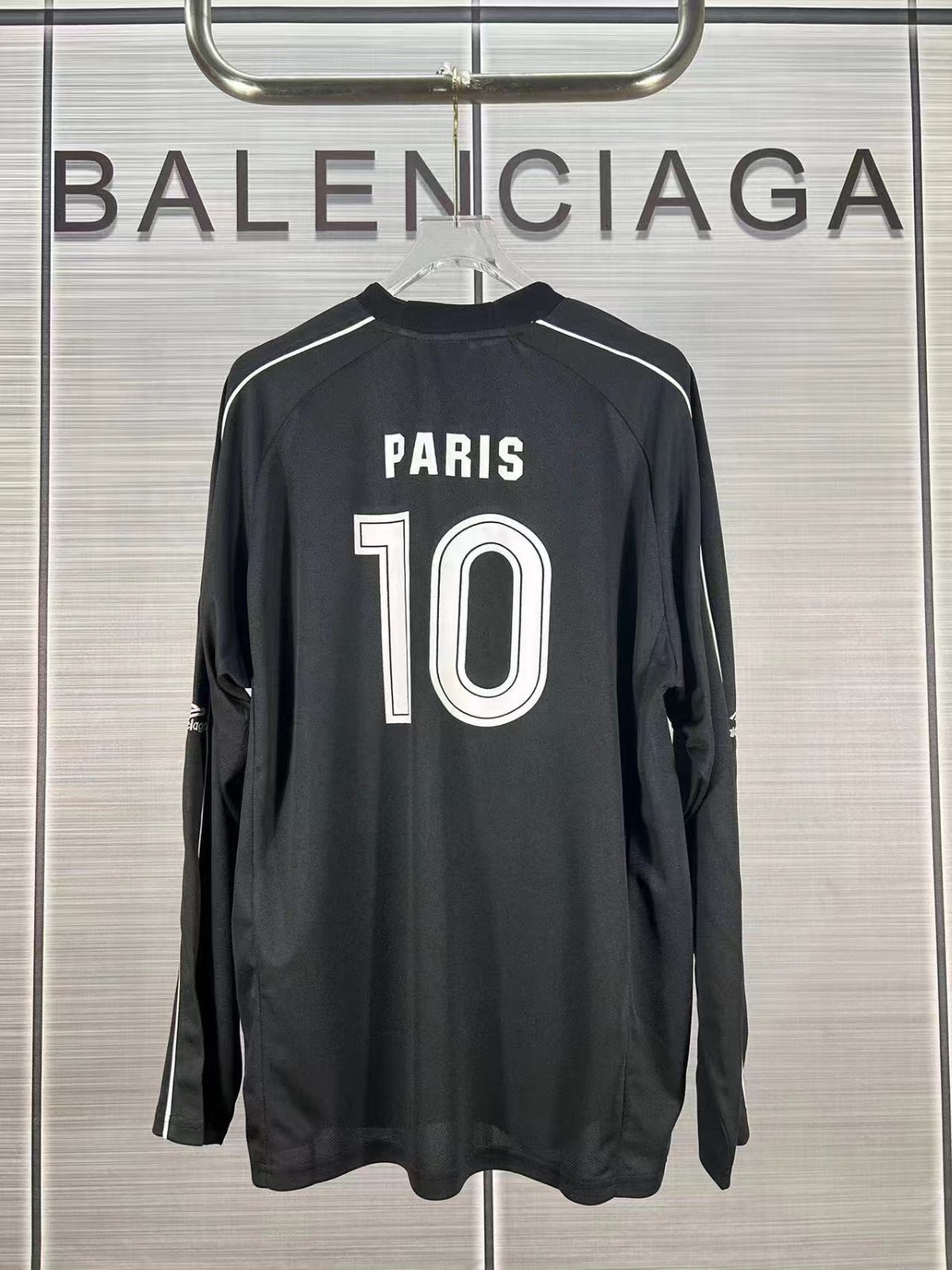 モダン バレンシアガ Tシャツ PARIS SOCCER 長袖 ブラック ロゴ - メルカリ