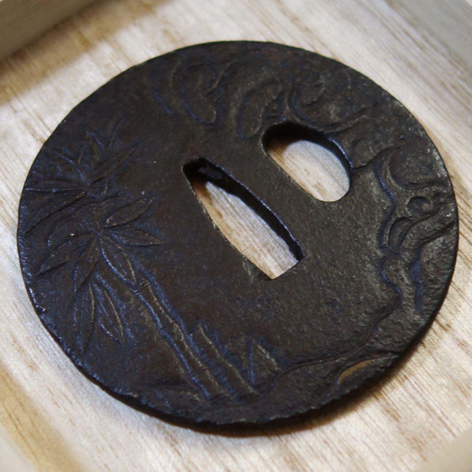 五車座唐人図 丸鍔 刀装具 日本刀鍔 鉄製 骨董品 美術刀剣 コレクション レア 五車座唐人図 丸鍔 刀装具 日本刀鍔 鉄製 骨董品 美術刀剣